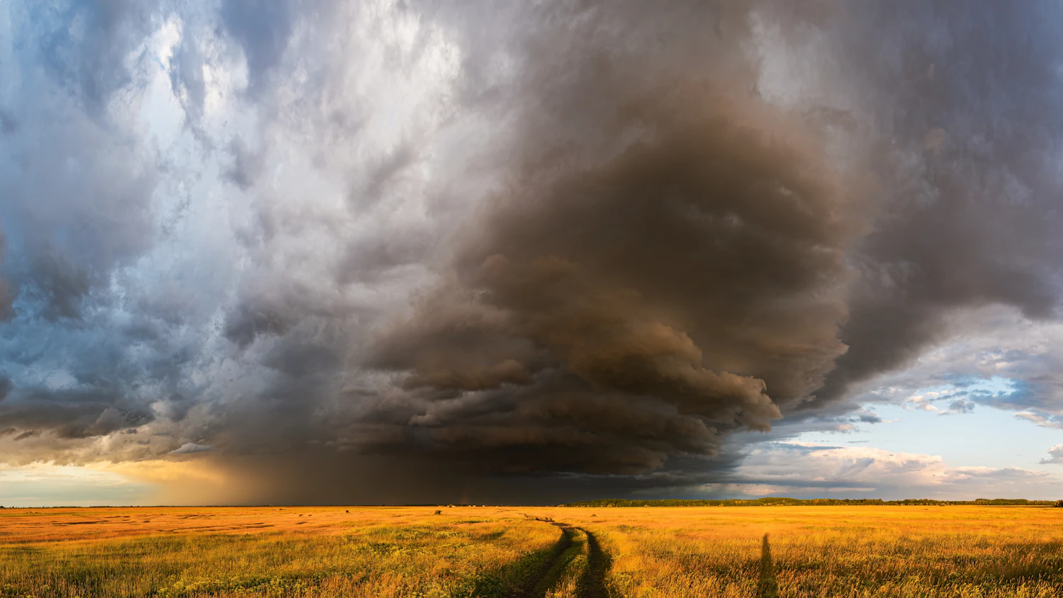 Nuvens escuras sobre um campo, fotografia ilustrativa sem relação com o tempo atual no RS.
